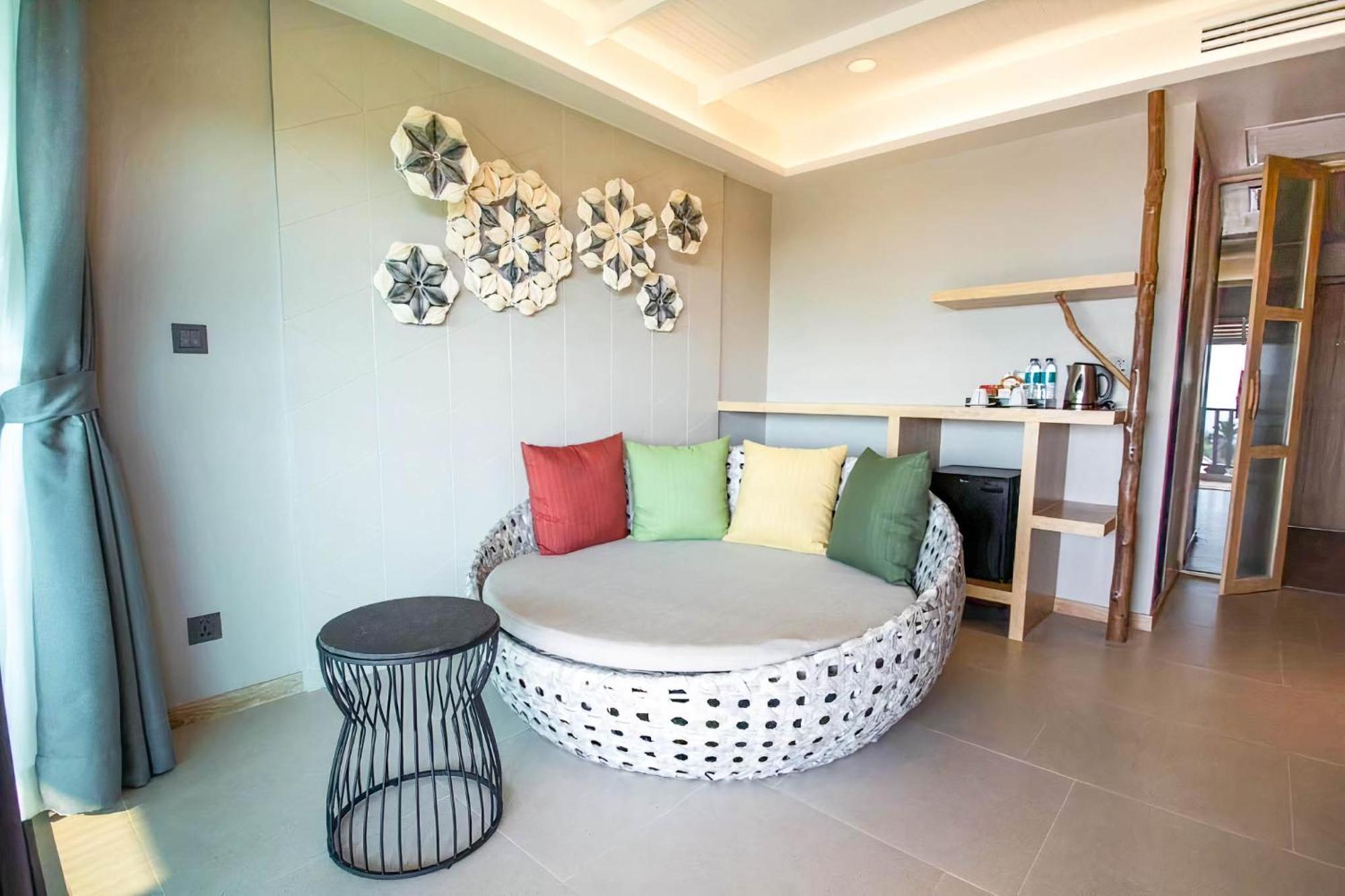 Andaman Cannacia Resort & Spa - Sha Extra Plus Παραλία Κάτα Εξωτερικό φωτογραφία A round sofa