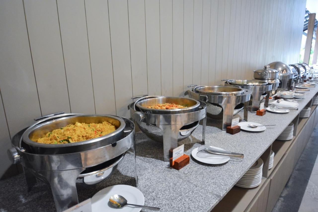Andaman Cannacia Resort & Spa - Sha Extra Plus Παραλία Κάτα Εξωτερικό φωτογραφία A selection of Indian food at a buffet